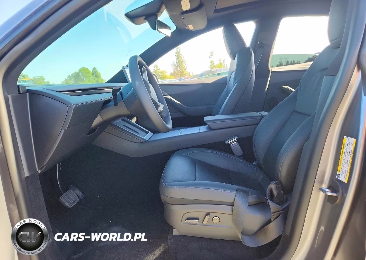 2026 Tesla Model Y VIN:7SAYGDEEXTF703379 - 7