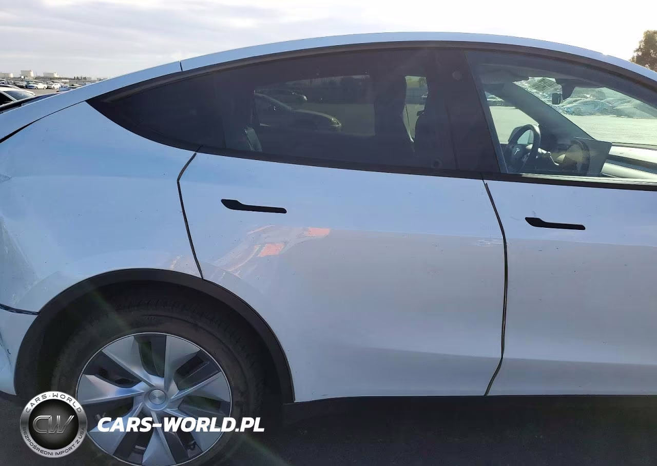 2022 Tesla Model Y VIN:7SAYGDEE7NF443655 - 11
