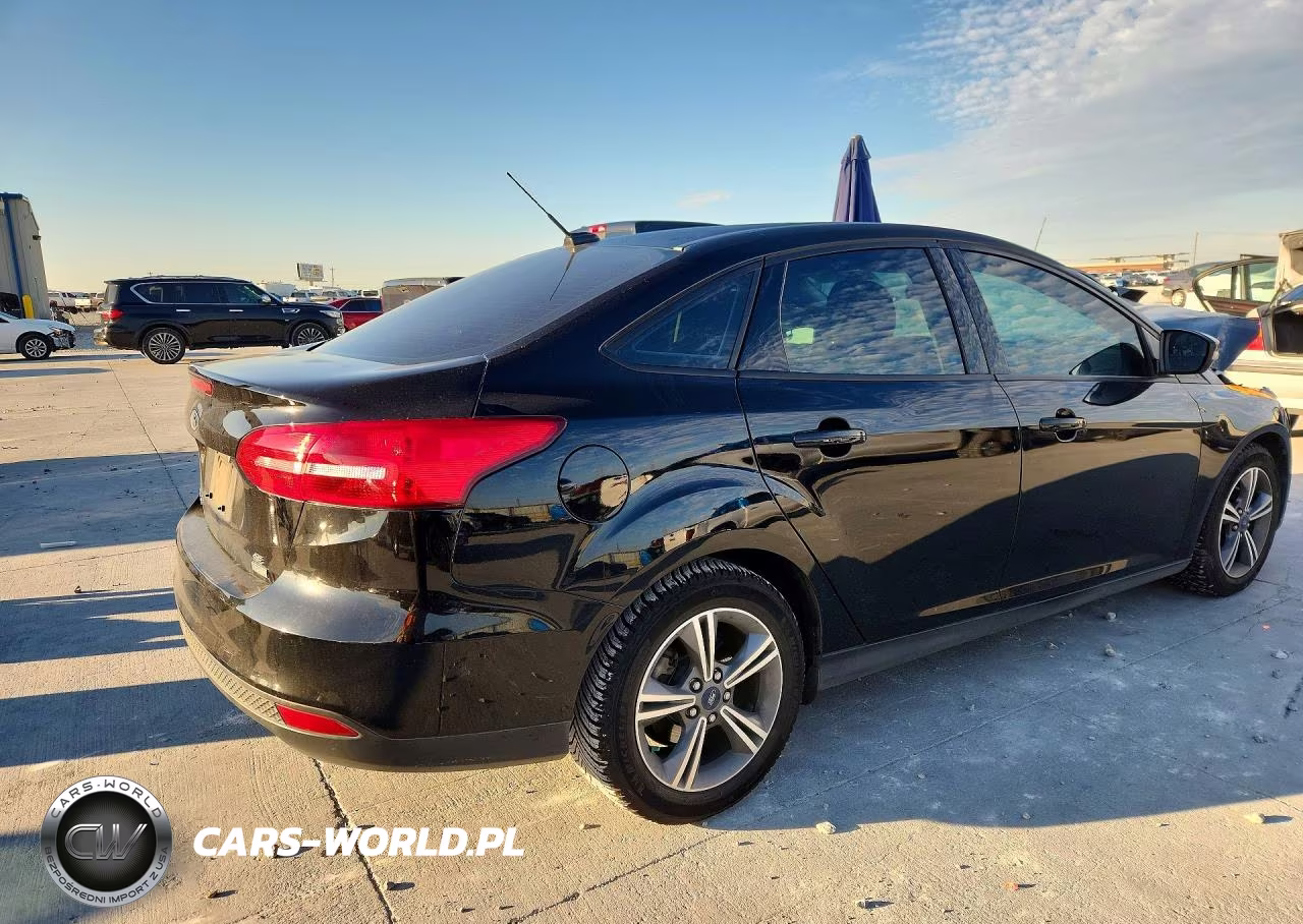 2017 Ford Focus Se VIN:1FADP3FE7HL328470 - 3