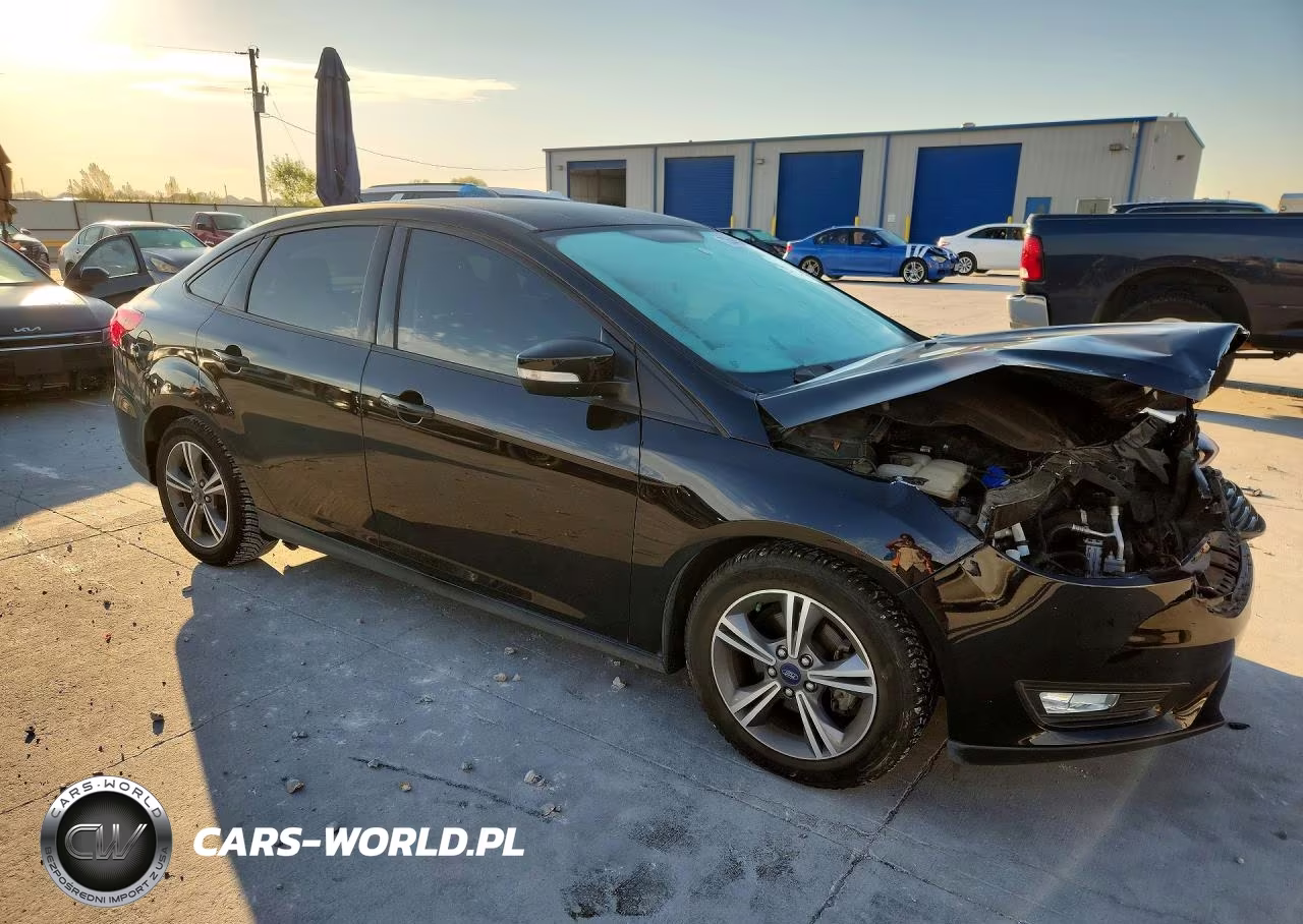 2017 Ford Focus Se VIN:1FADP3FE7HL328470 - 4
