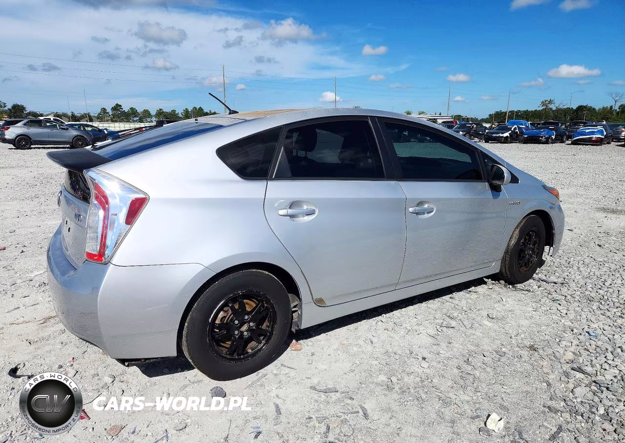 2015 Toyota Prius Two VIN:JTDKN3DUXF1913215 - 3