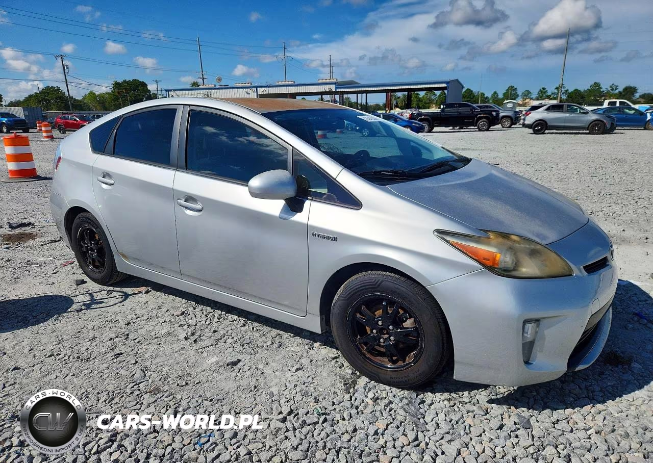 2015 Toyota Prius Two VIN:JTDKN3DUXF1913215 - 4