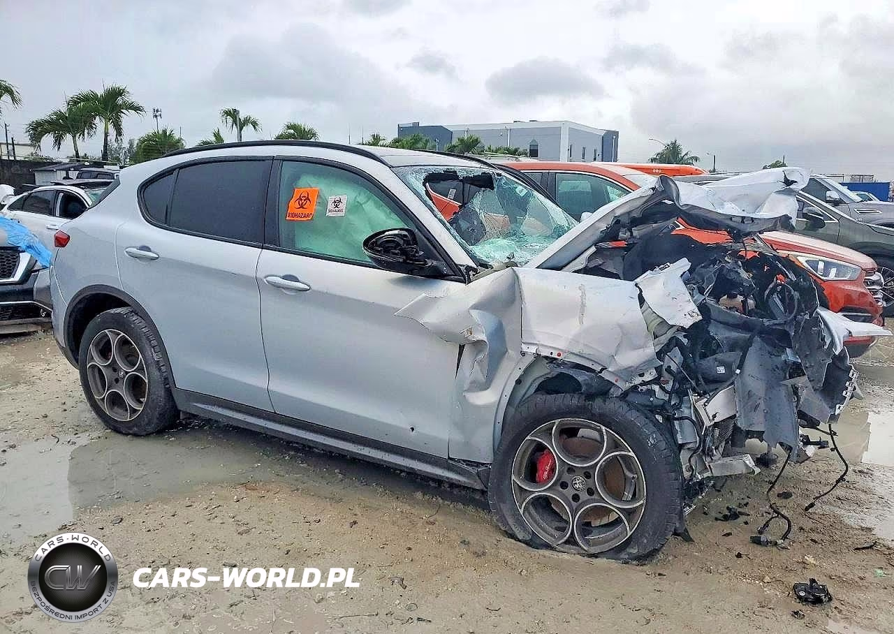 2022 Alfa Romeo Stelvio Ti VIN:ZASPAKBN0N7D46121 - 4