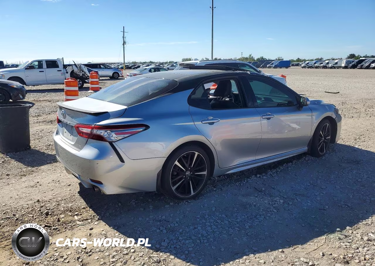 2018 Toyota Camry Xse VIN:4T1B61HKXJU115343 - 3