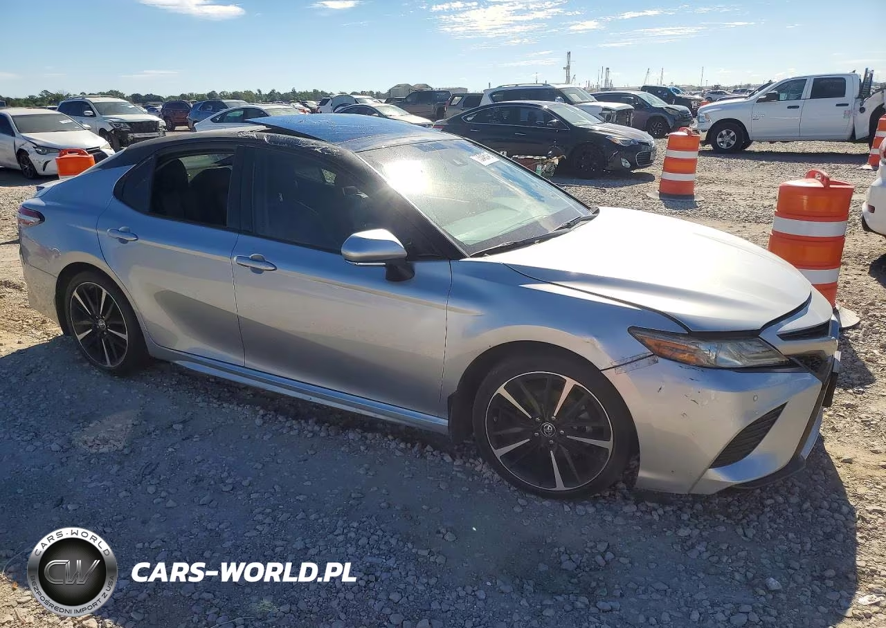 2018 Toyota Camry Xse VIN:4T1B61HKXJU115343 - 4