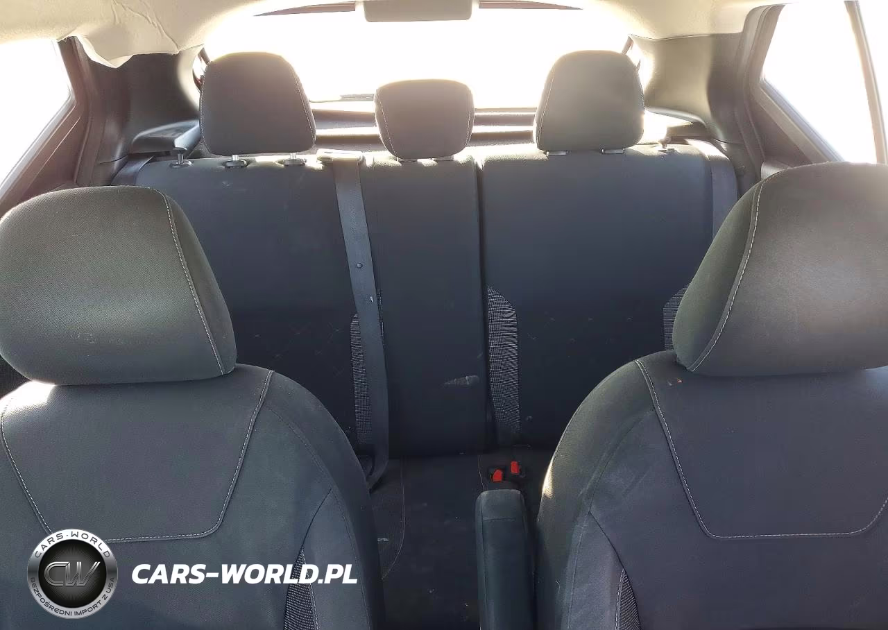 2019 Nissan Kicks S VIN:3N1CP5CUXKL555437 - 10