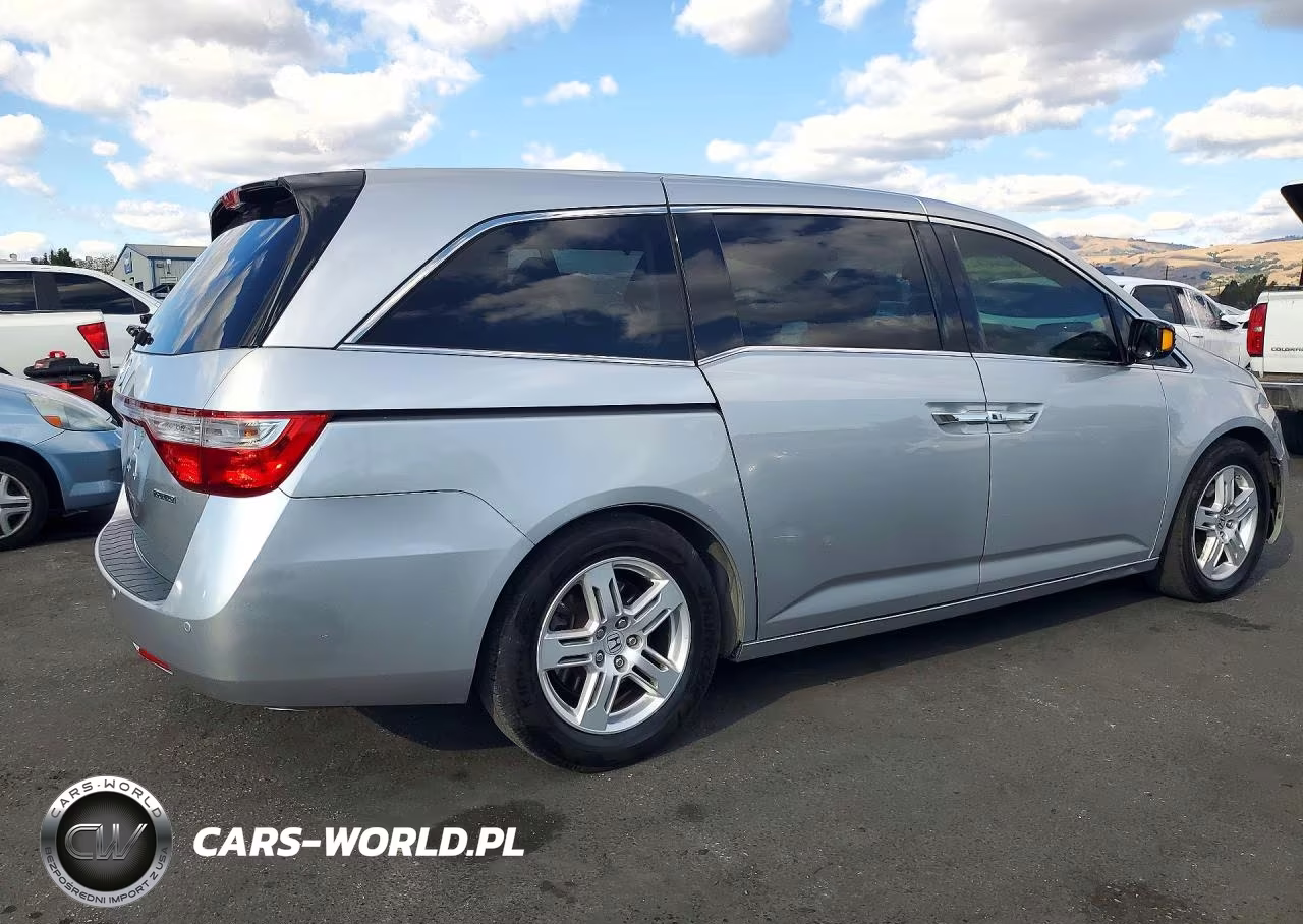 2012 Honda Odyssey Touring VIN:5FNRL5H90CB128324 - 3