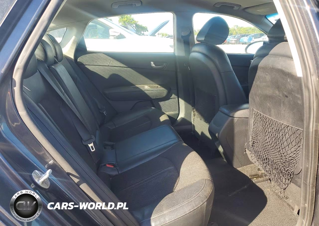 2020 Kia Optima S VIN:5XXGT4L35LG450832 - 10