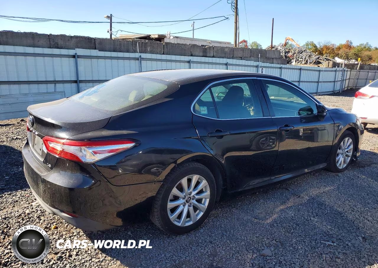 2018 Toyota Camry Le VIN:JTNB11HK6J3017026 - 3