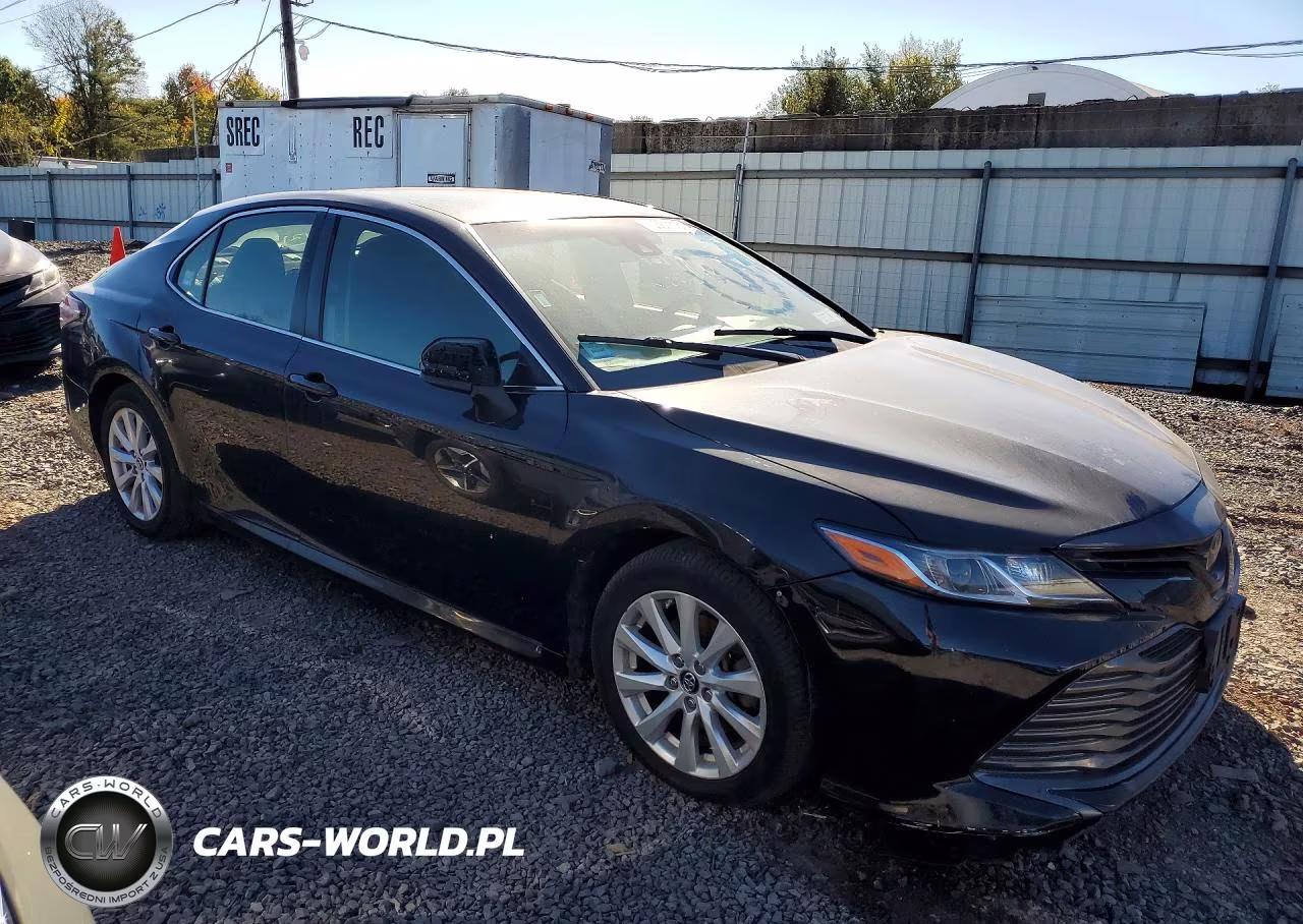 2018 Toyota Camry Le VIN:JTNB11HK6J3017026 - 4