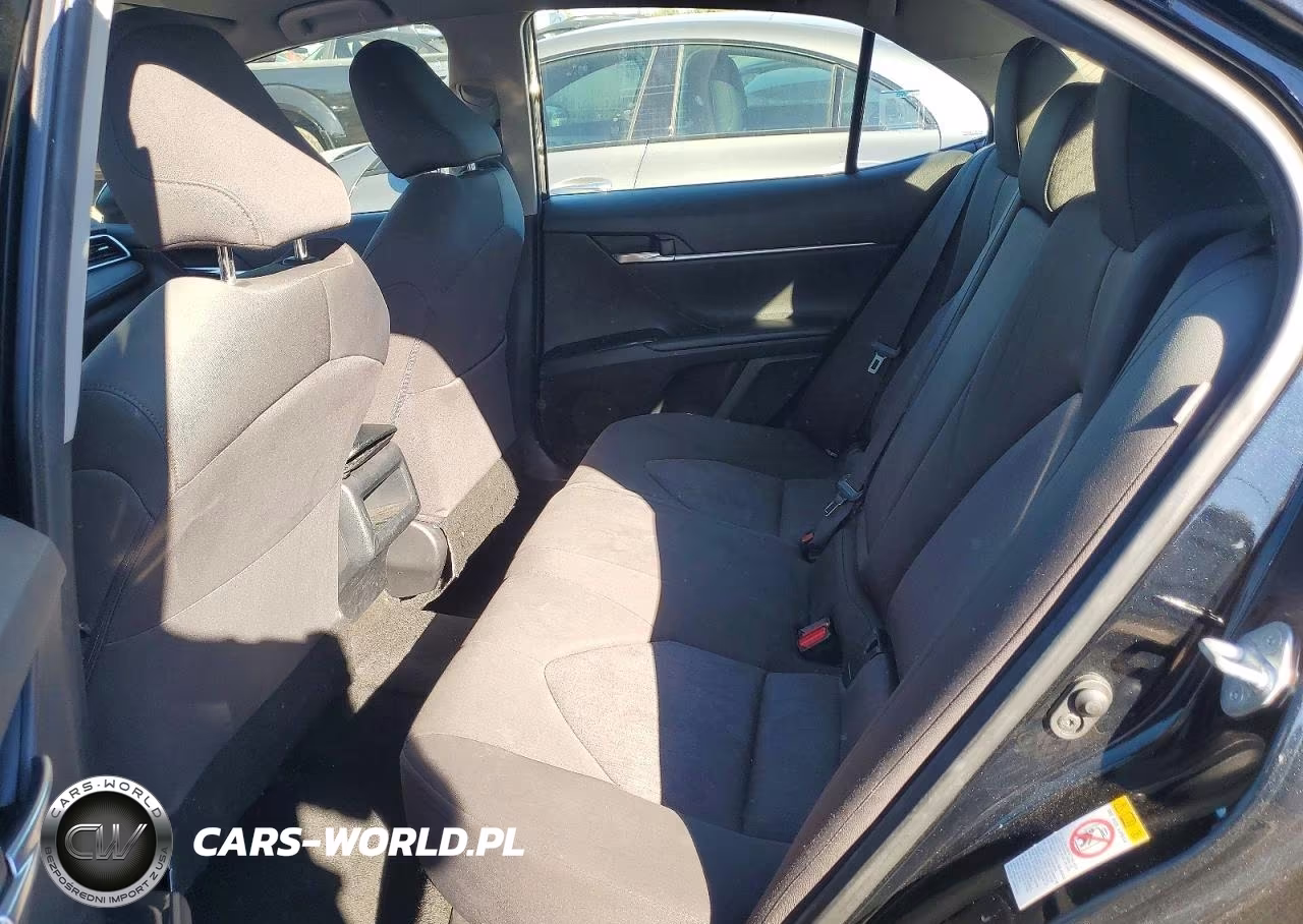 2018 Toyota Camry Le VIN:JTNB11HK5J3019012 - 10