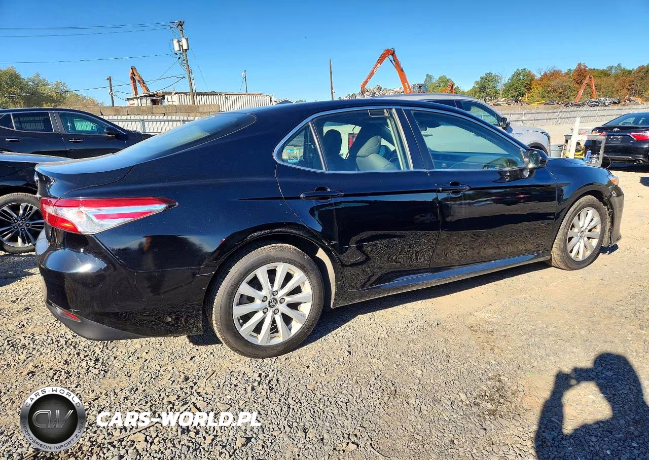 2018 Toyota Camry Le VIN:JTNB11HK1J3020528 - 3