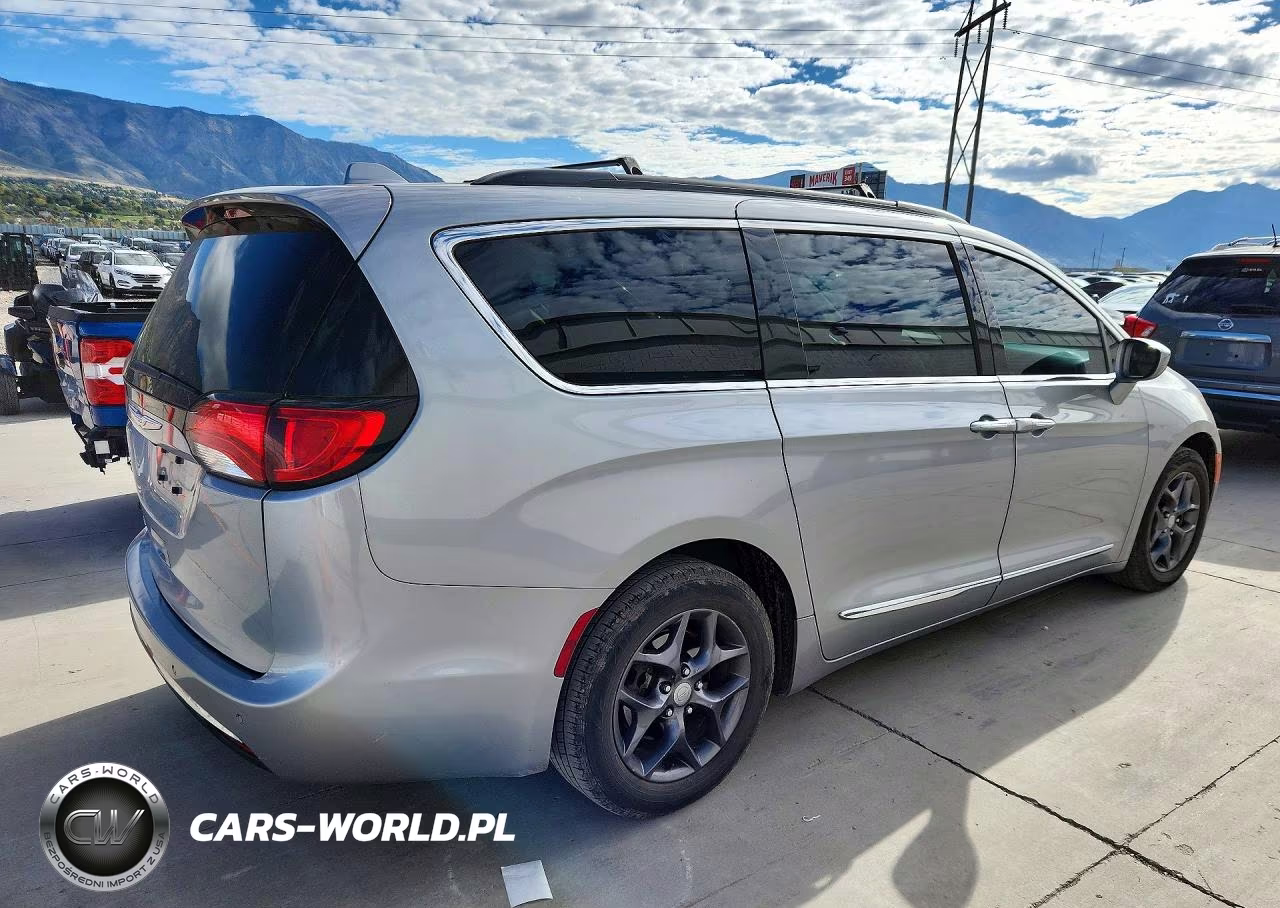 2017 Chrysler Pacifica Touring-L VIN:2C4RC1BG3HR668388 - 3