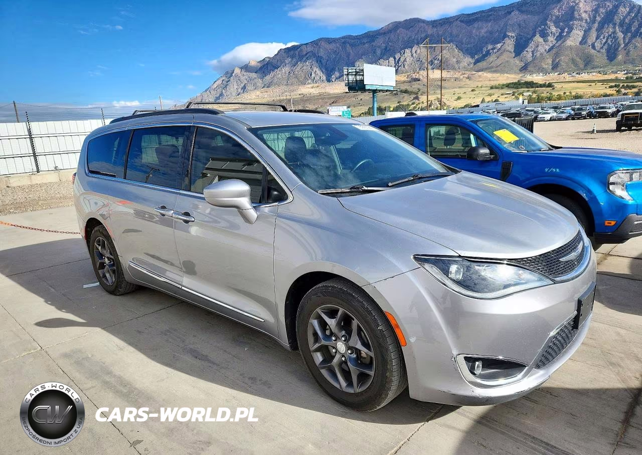 2017 Chrysler Pacifica Touring-L VIN:2C4RC1BG3HR668388 - 4