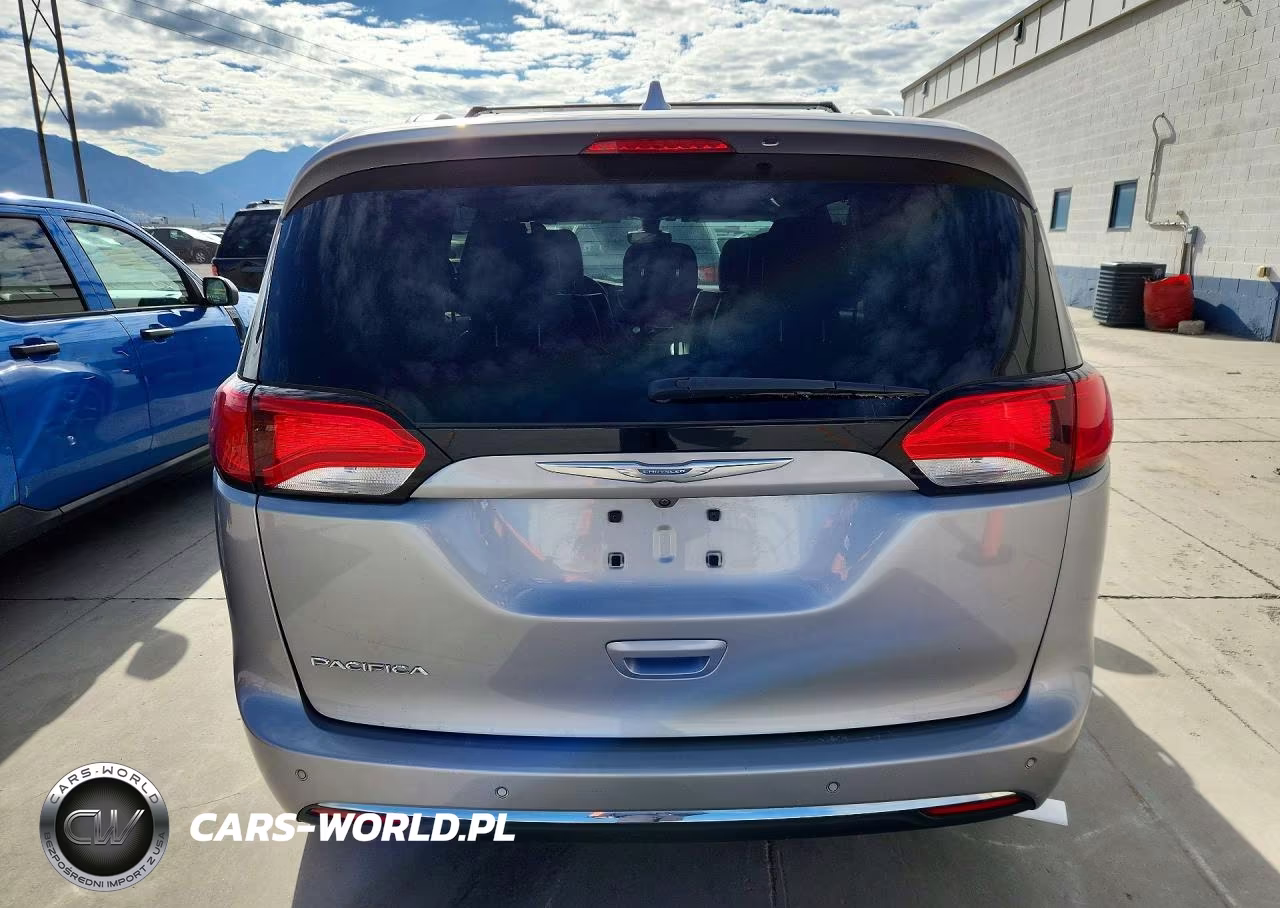 2017 Chrysler Pacifica Touring-L VIN:2C4RC1BG3HR668388 - 6