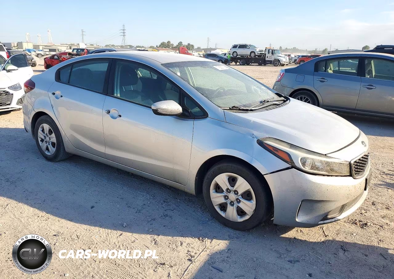 2018 Kia Forte Lx VIN:3KPFK4A75JE261365 - 4
