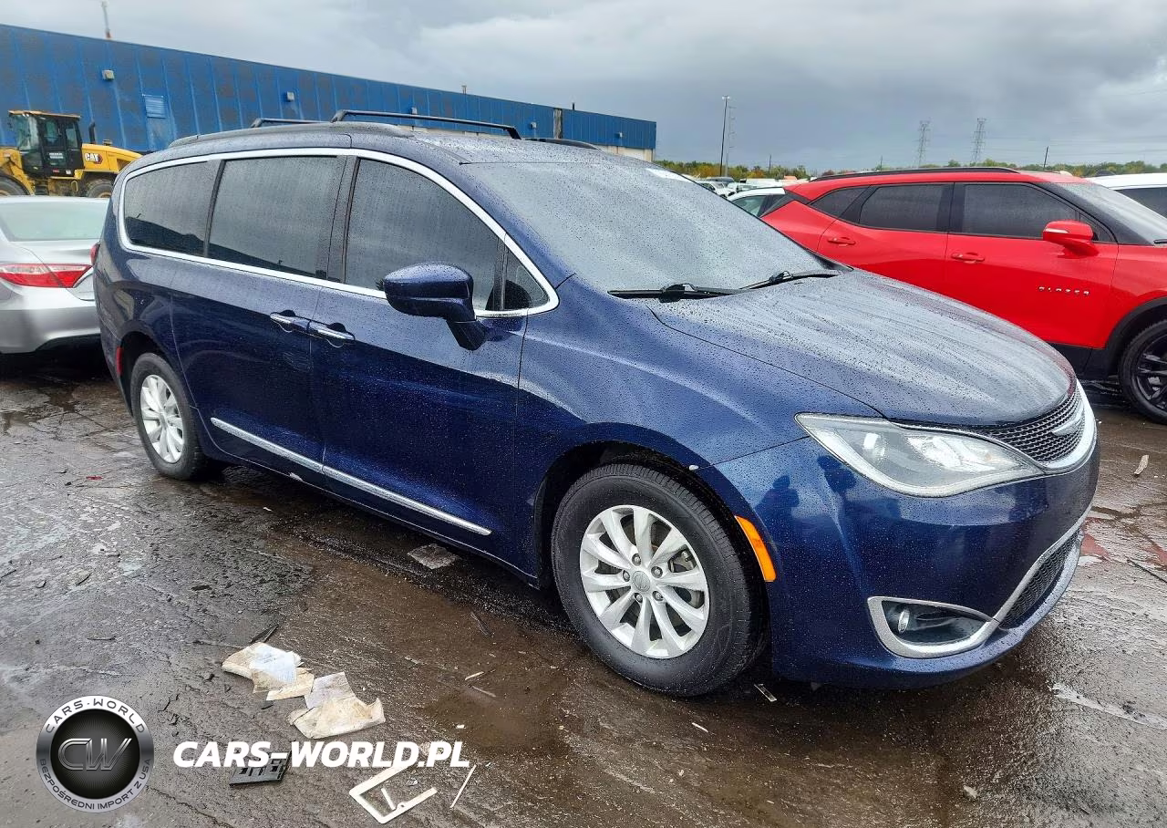 2017 Chrysler Pacifica Touring L VIN:2C4RC1BGXHR688542 - 4