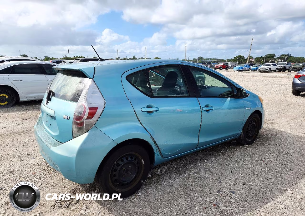 2014 Toyota Prius C One VIN:JTDKDTB32E1060708 - 3