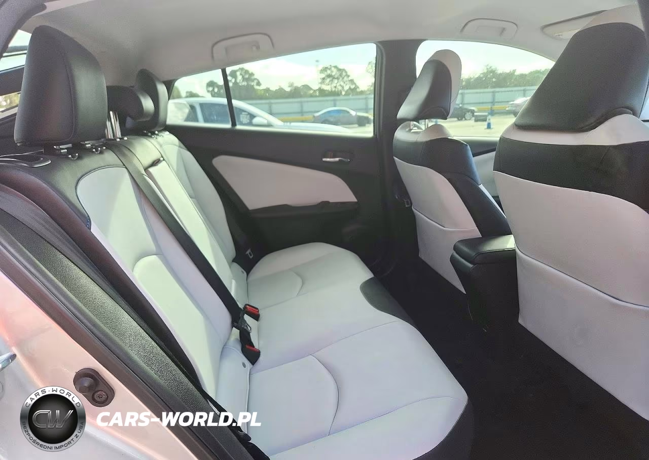 2018 Toyota Prius Three Touring VIN:JTDKARFU2J3548635 - 10