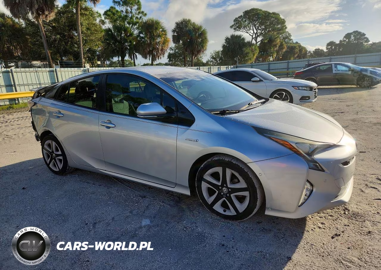 2018 Toyota Prius Three Touring VIN:JTDKARFU2J3548635 - 4