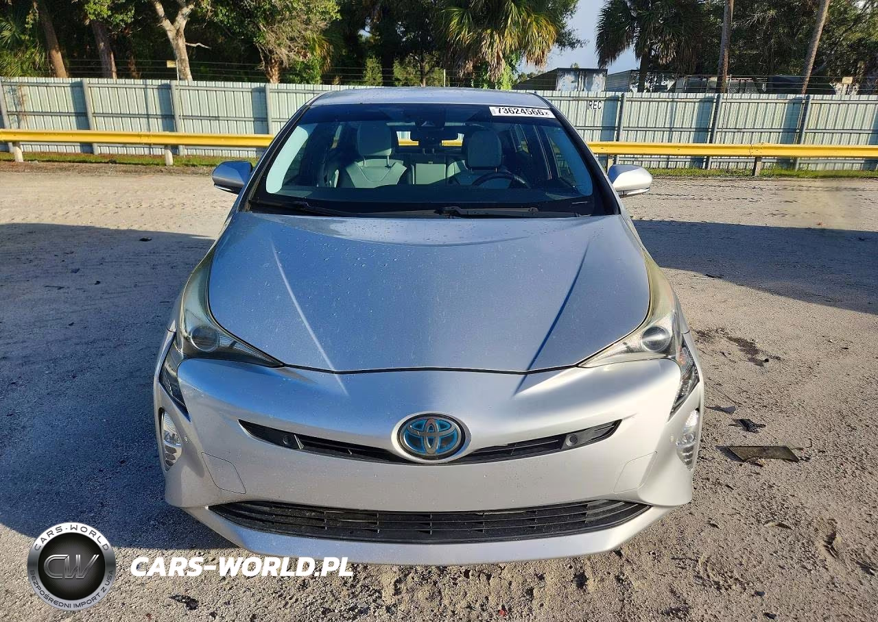 2018 Toyota Prius Three Touring VIN:JTDKARFU2J3548635 - 5
