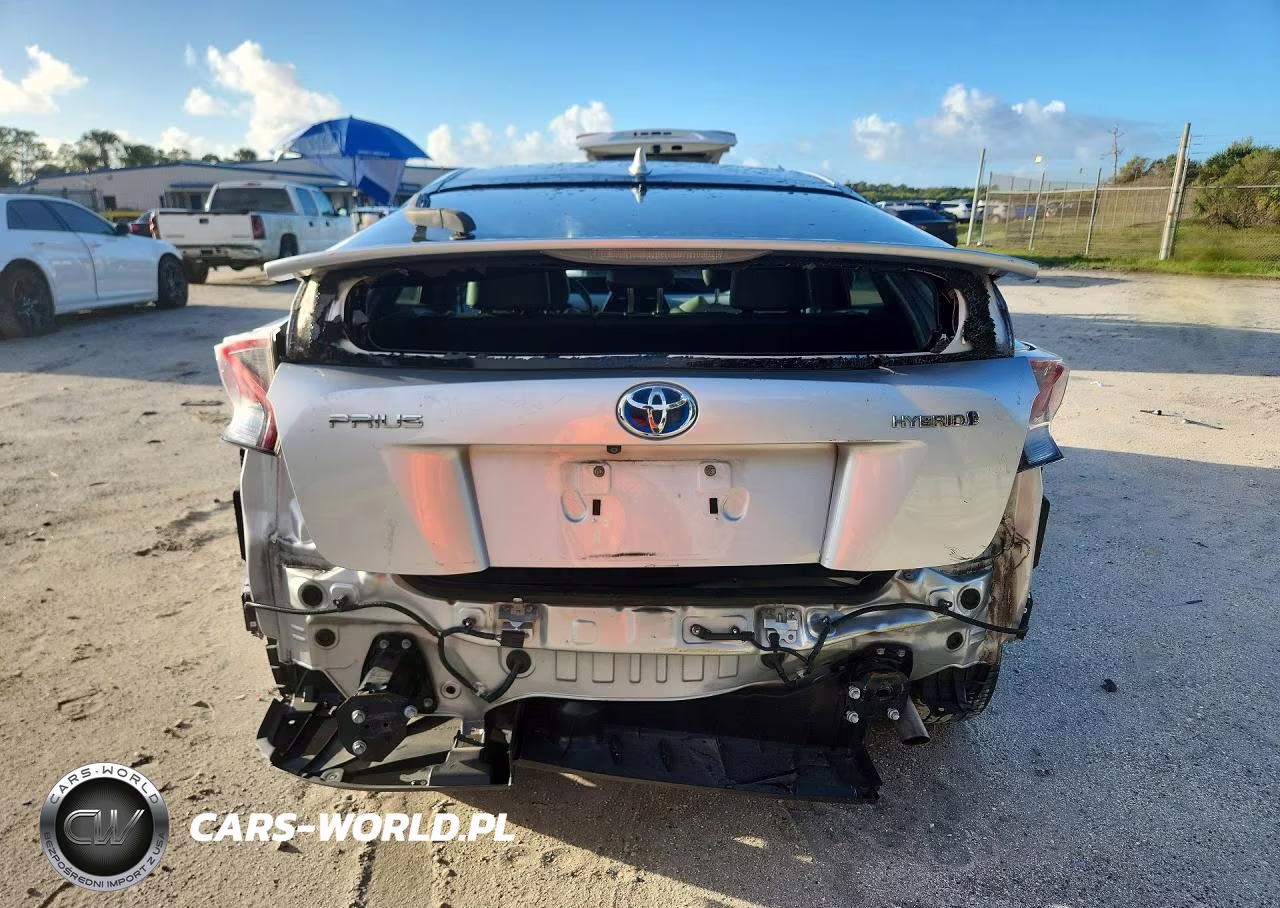 2018 Toyota Prius Three Touring VIN:JTDKARFU2J3548635 - 6