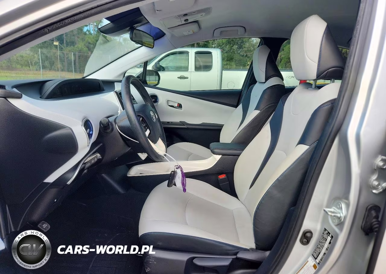 2018 Toyota Prius Three Touring VIN:JTDKARFU2J3548635 - 7