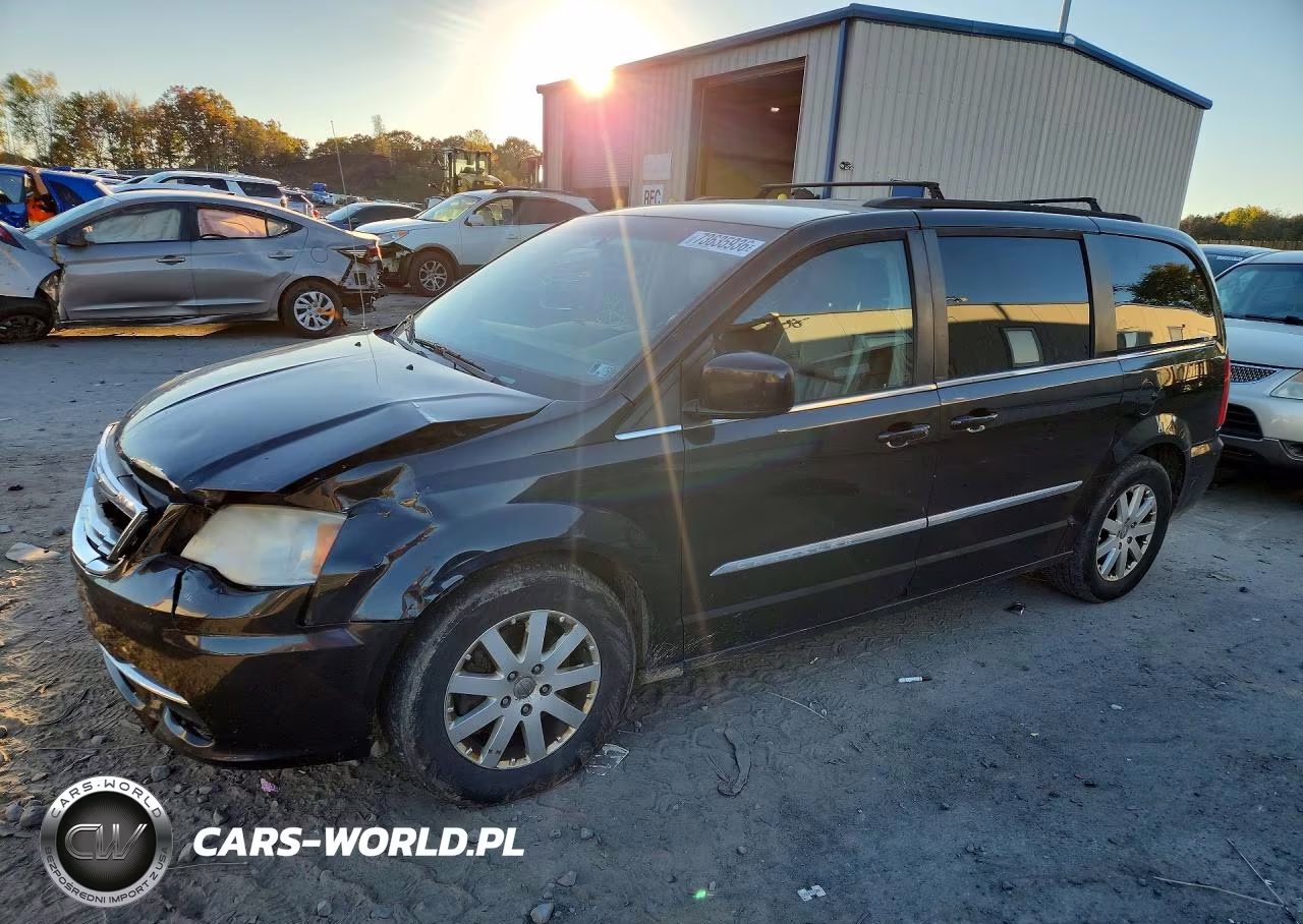 2013 Chrysler Town & Country Touring – zdjęcie 1 z 13