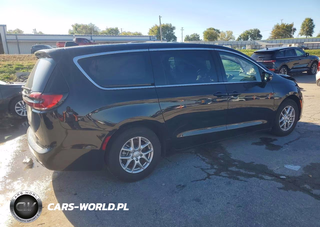 2026 Chrysler Pacifica Select VIN:2C4RC1BG4TR243528 - 3