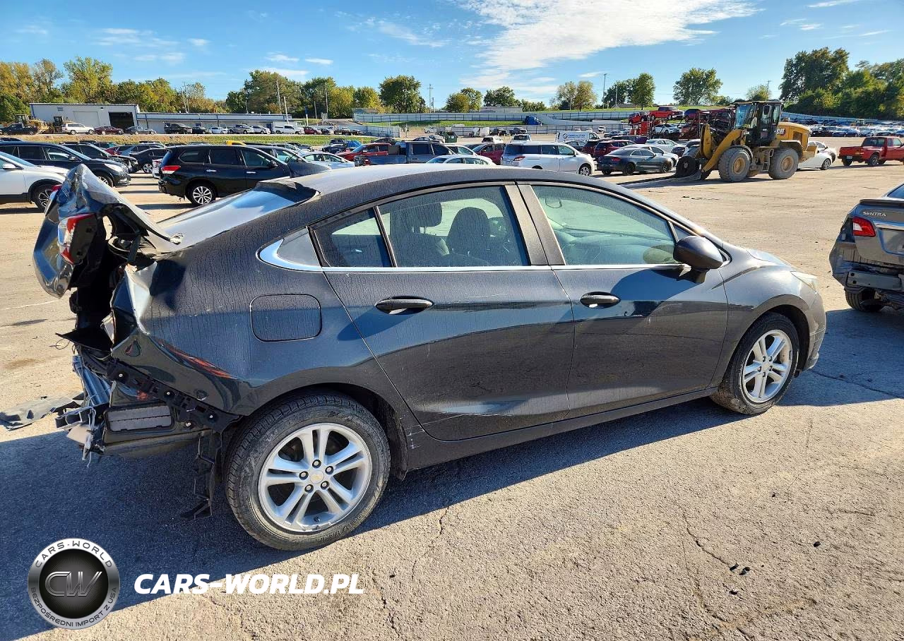 2018 Chevrolet Cruze Lt VIN:1G1BE5SM9J7233349 - 3