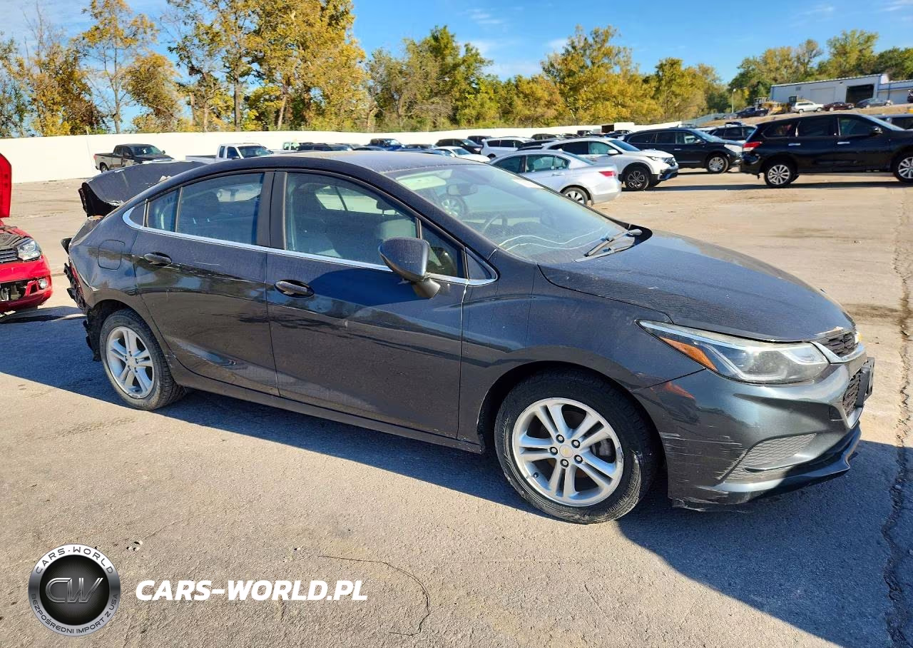 2018 Chevrolet Cruze Lt VIN:1G1BE5SM9J7233349 - 4
