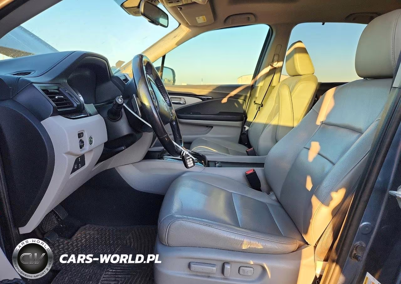 2018 Honda Pilot Touring VIN:5FNYF5H93JB004371 - 7