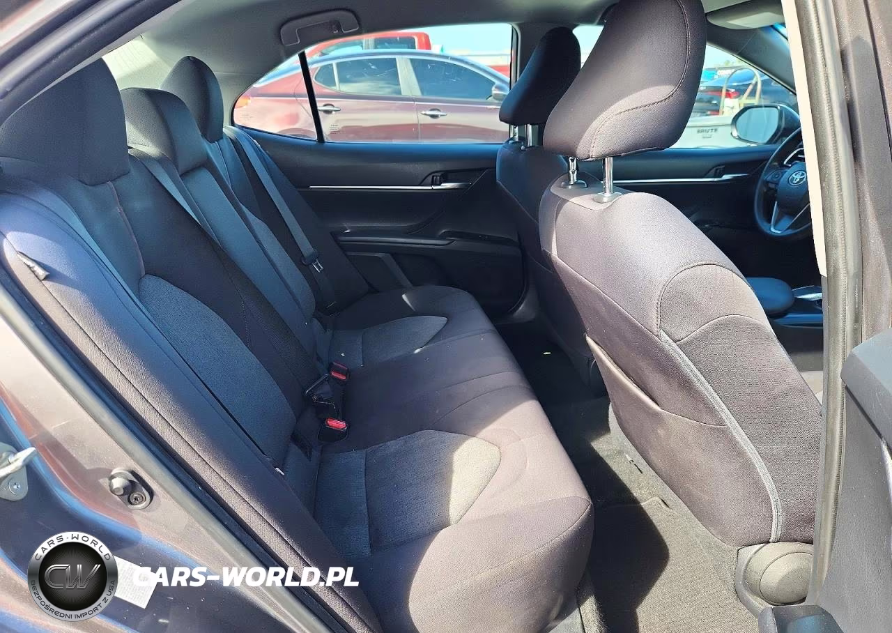 2018 Toyota Camry Le VIN:4T1B11HK6JU655562 - 10