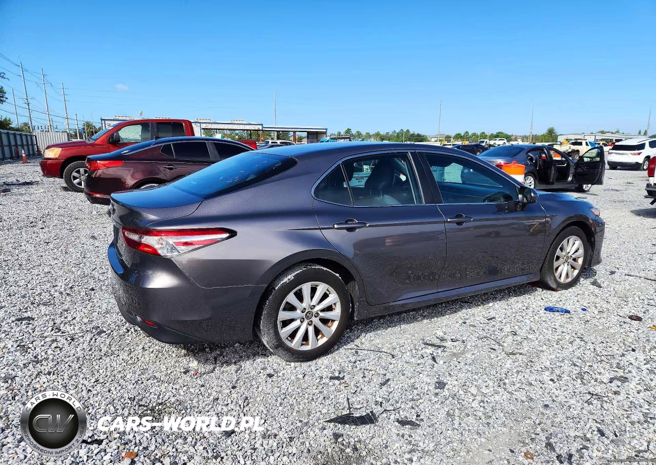 2018 Toyota Camry Le VIN:4T1B11HK6JU655562 - 3