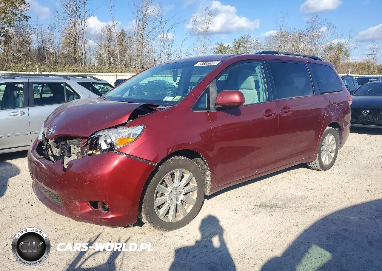 2013 Toyota Sienna Le – zdjęcie 1 z 13