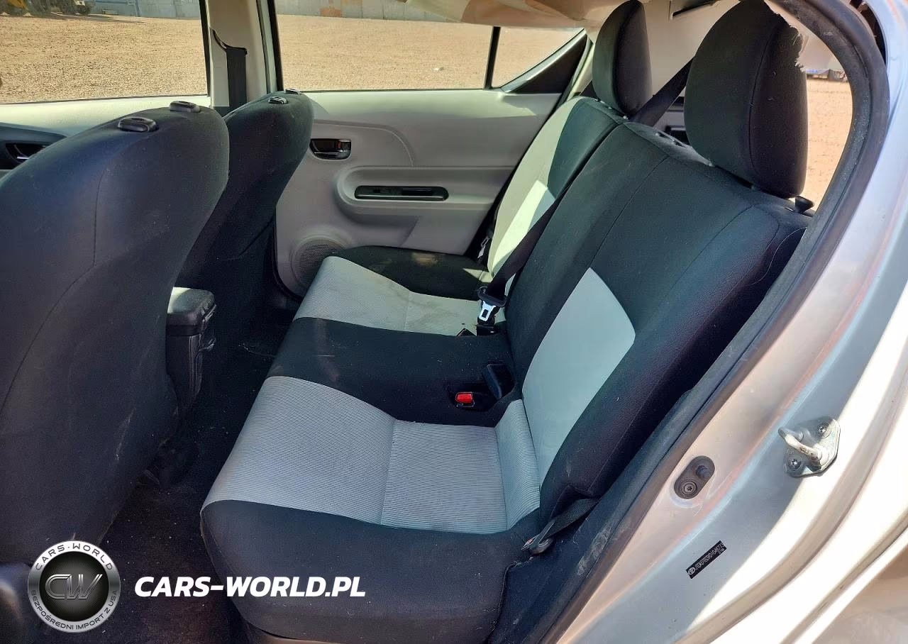 2013 Toyota Prius C VIN:JTDKDTB3XD1048773 - 10