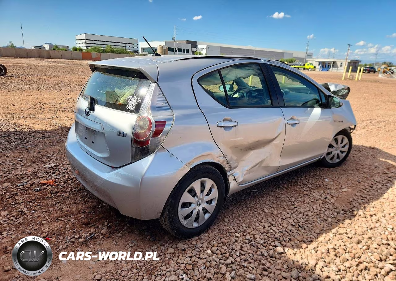 2013 Toyota Prius C VIN:JTDKDTB3XD1048773 - 3