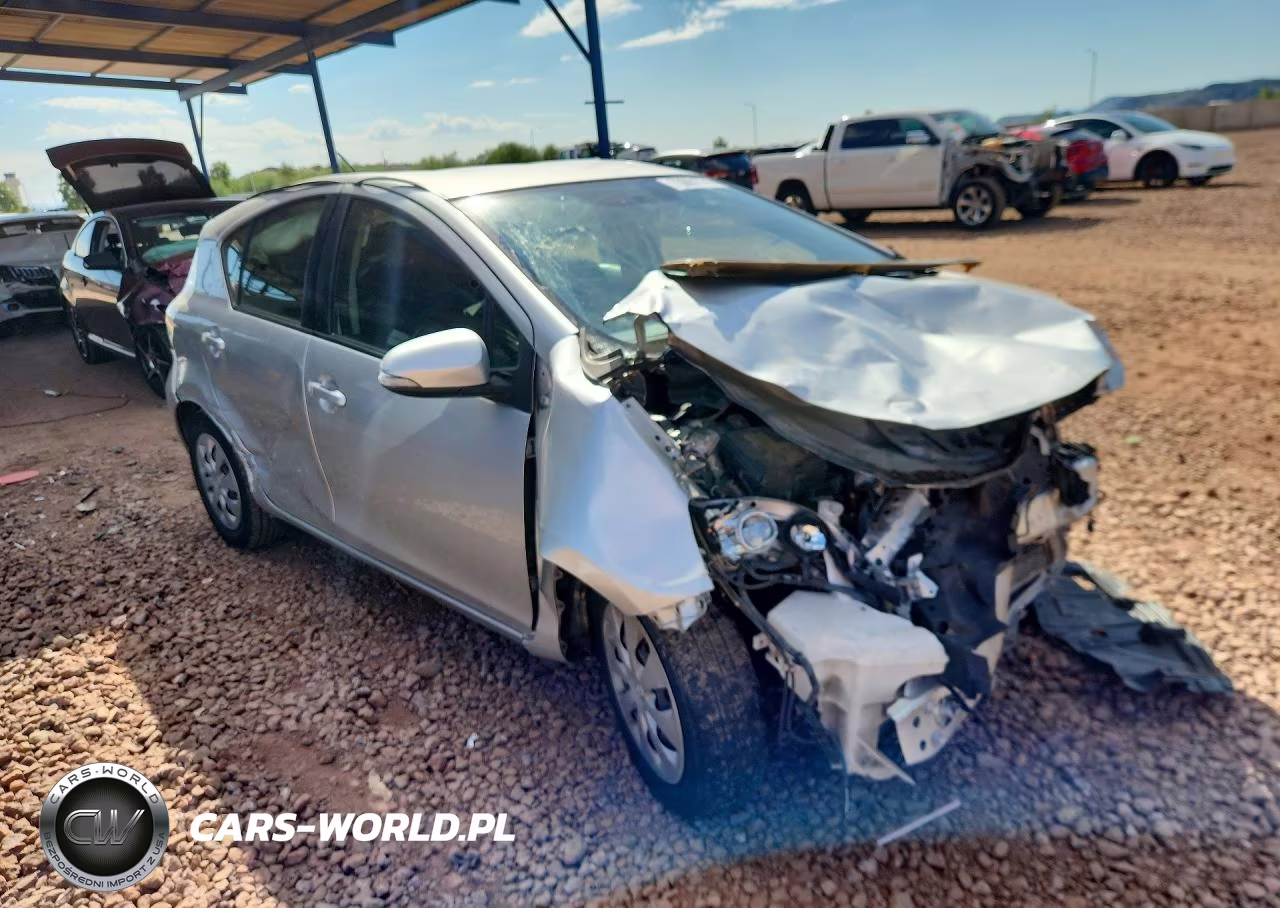 2013 Toyota Prius C VIN:JTDKDTB3XD1048773 - 4