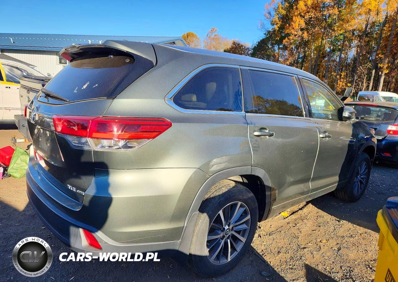 2018 Toyota Highlander Xle VIN:5TDJZRFH3JS869721 - 3