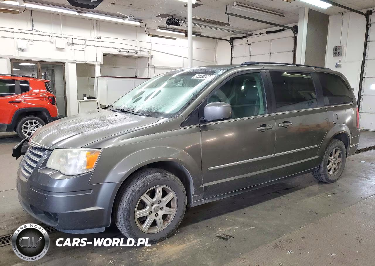2010 Chrysler Town & Country Touring – zdjęcie 1 z 13