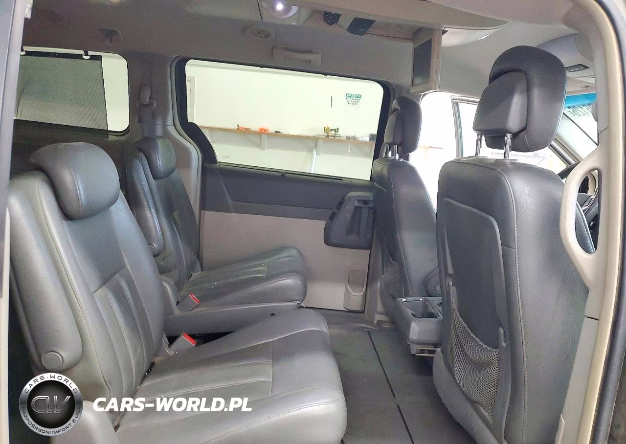 2010 Chrysler Town & Country Touring VIN:2A4RR5DX0AR329509 - 11