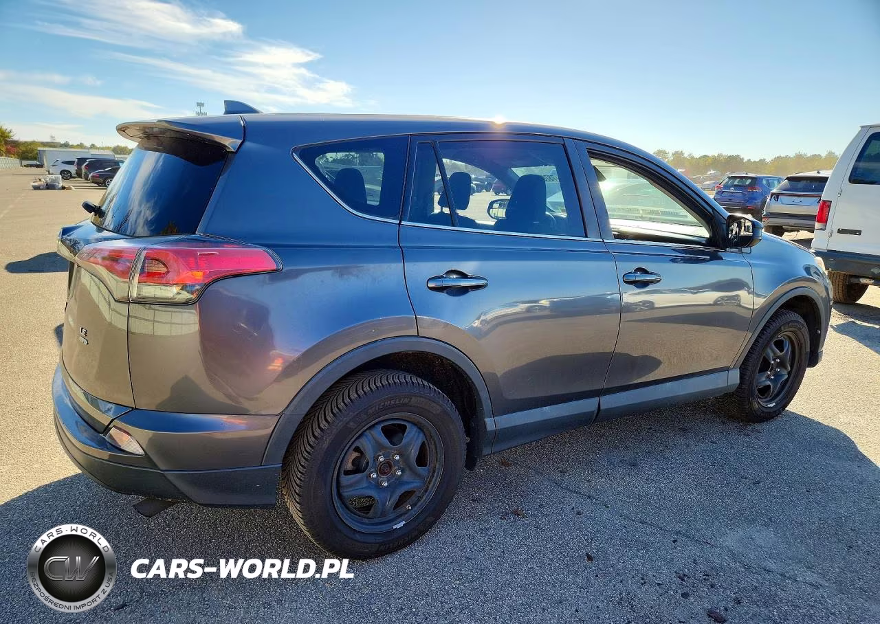 2018 Toyota Rav4 Le VIN:2T3BFREV6JW752461 - 3