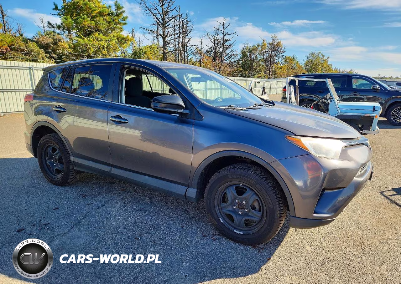 2018 Toyota Rav4 Le VIN:2T3BFREV6JW752461 - 4