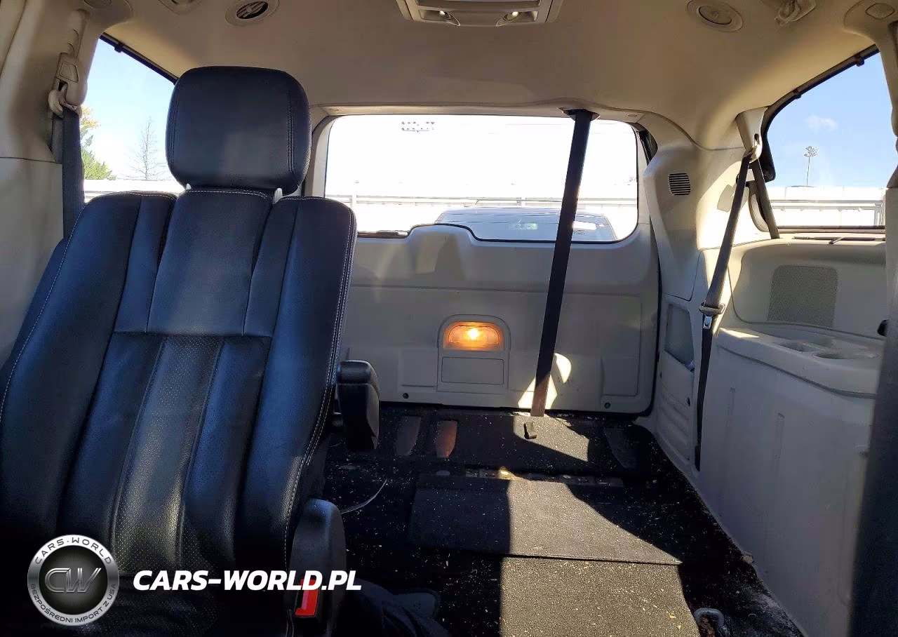 2015 Chrysler Town & Country Touring L VIN:2C4RC1CG8FR673808 - 10