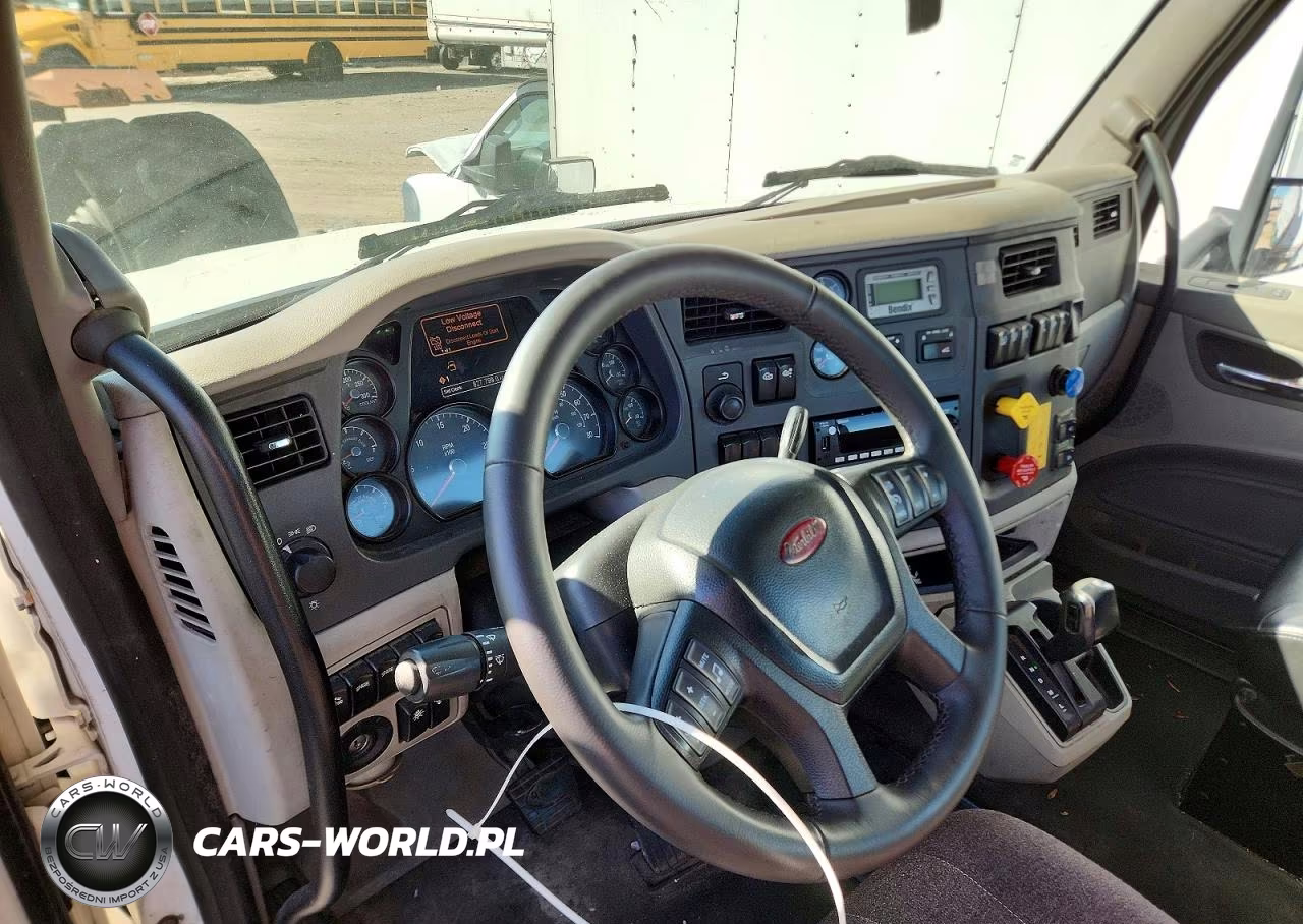 2018 Peterbilt 579 - Semi Truck VIN:1XPBA48X0JD478202 - 8