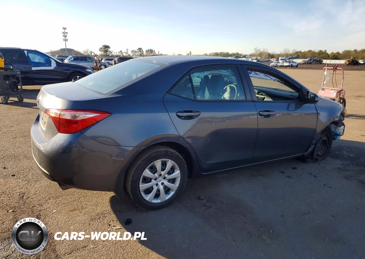 2018 Toyota Corolla L VIN:5YFBURHE8JP855666 - 3