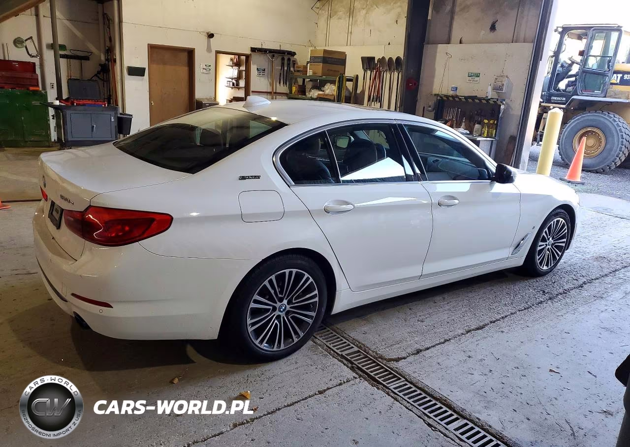 2019 BMW 530Xe VIN:WBAJB1C52KB375324 - 3