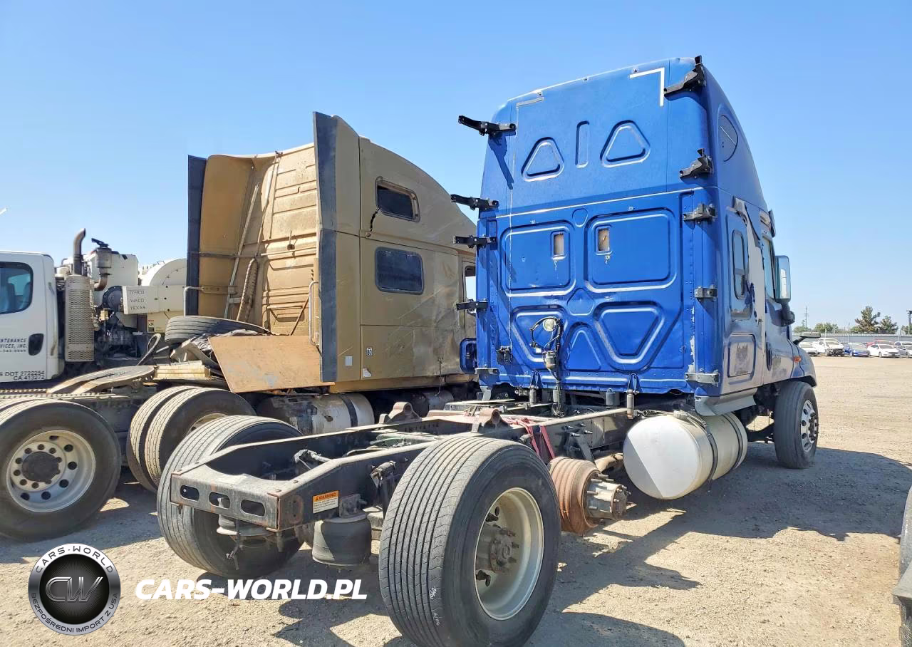 2014 Freightliner Cascadia Truck Cab And Chassis VIN:3AKJGLDV7ESFL8028 - 3