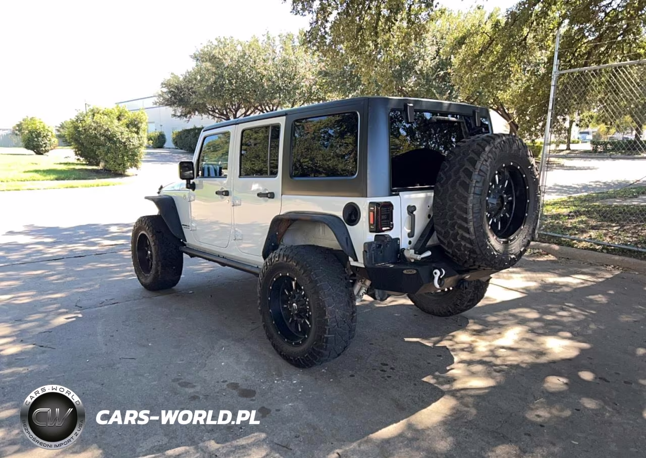 2015 Jeep Wrangler Unlimited Rubicon VIN:1C4BJWFG3FL530855 - 3