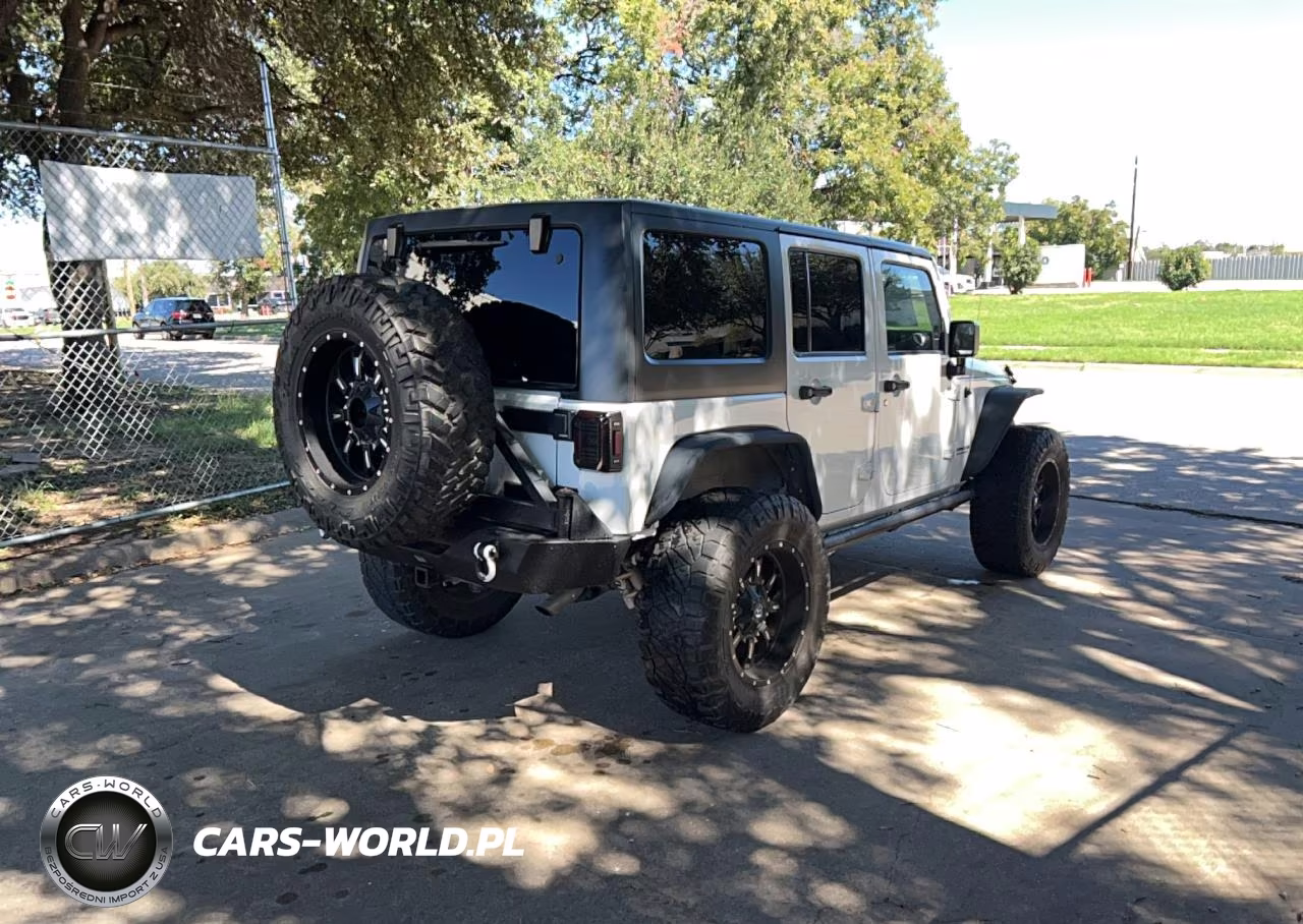 2015 Jeep Wrangler Unlimited Rubicon VIN:1C4BJWFG3FL530855 - 4